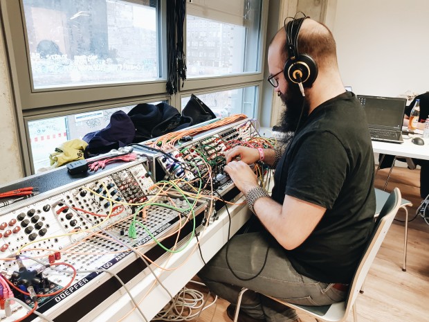 Moderner Magier: der Sound-Designer von Fireflies (Bild: Sandy Kramer/Booster-Space)